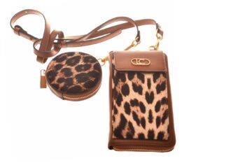 Lola Casademunt telefoontasje met panterprint